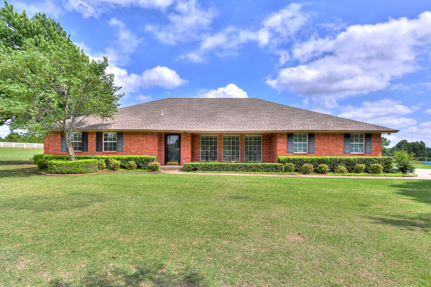 1608 W Glen Eagle Edmond, OK 73025 Nested Tours